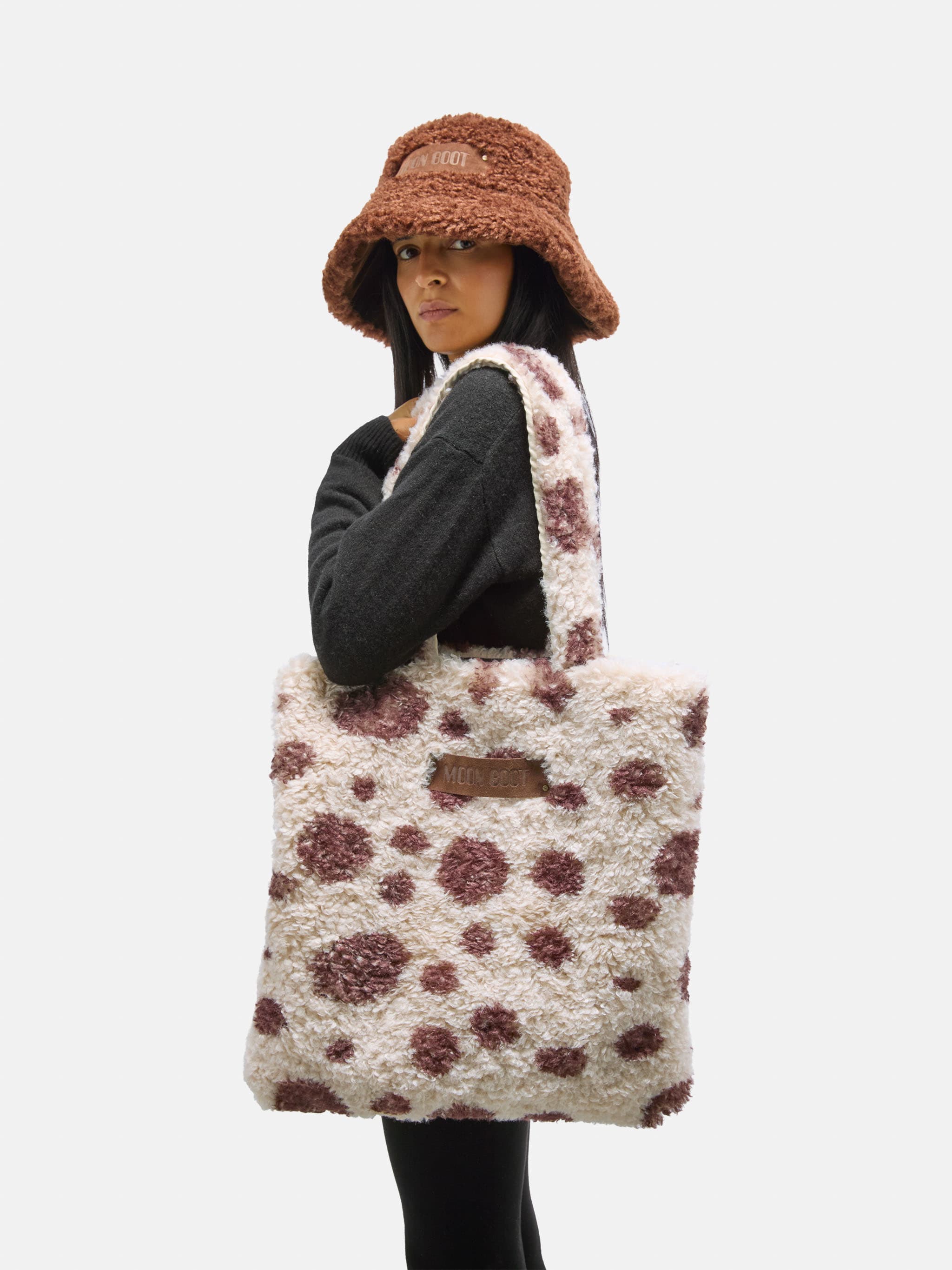 BROWN FURRY TOTE BAG image number 0