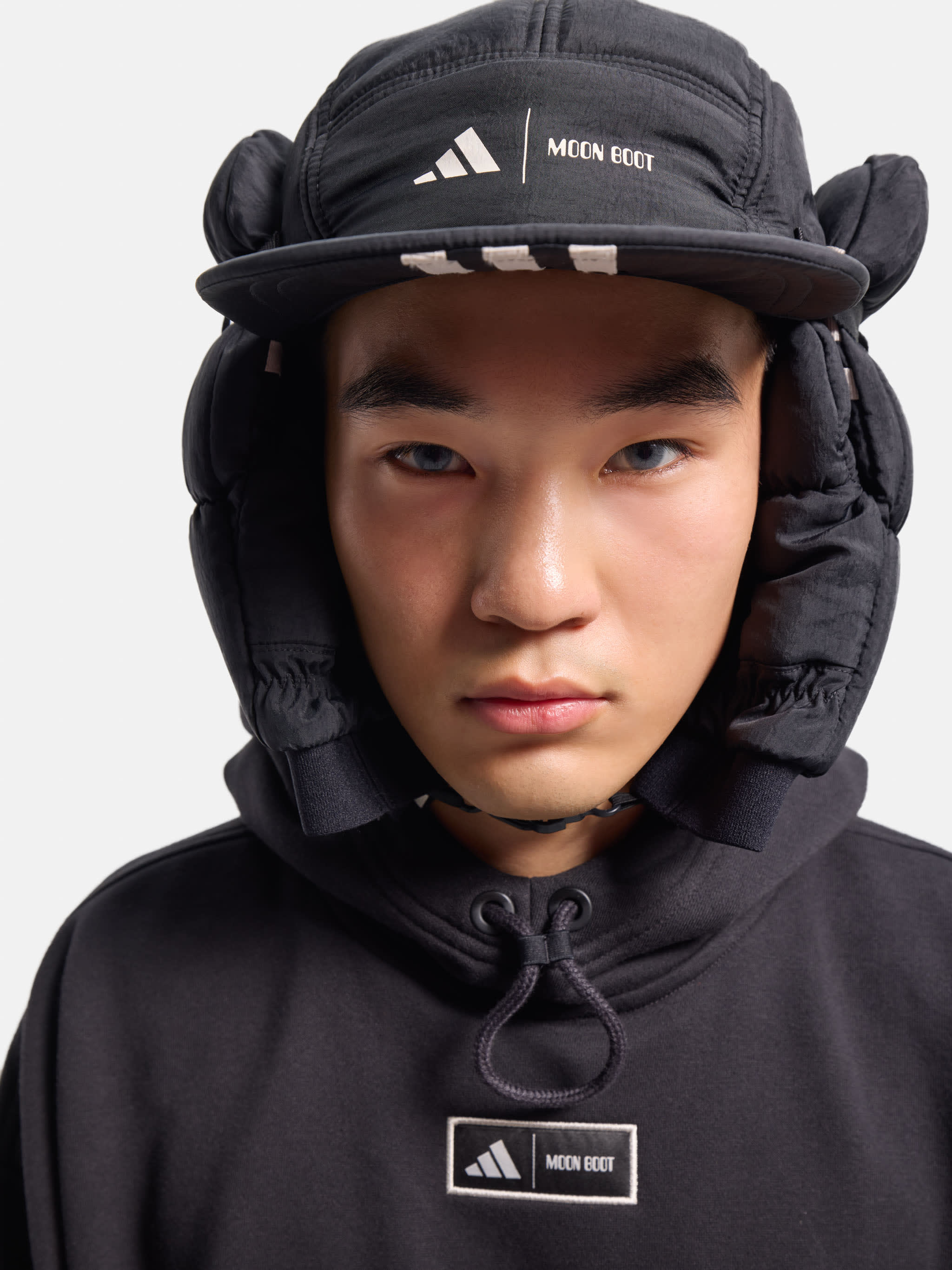 adidas x Moon Boot Black Mittens image number 2